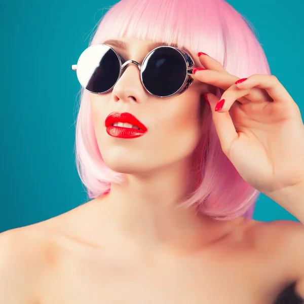 Vacker kvinna bär peruk och solglasögon — Stockfoto