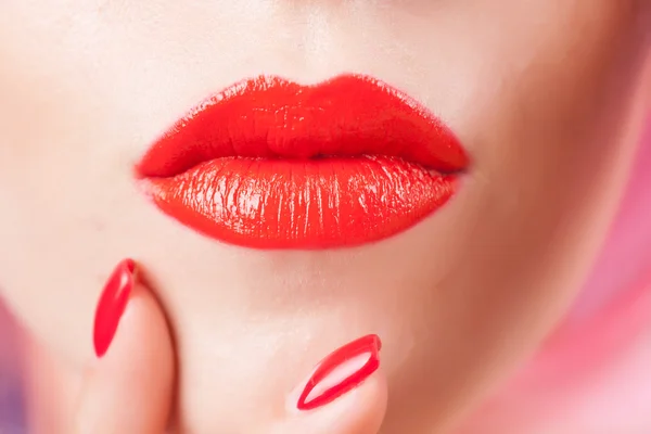Kvinna med röda läppar och naglar — Stockfoto