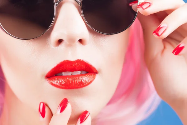 가 발과 선글라스를 착용 하는 아름 다운 여자 — 스톡 사진