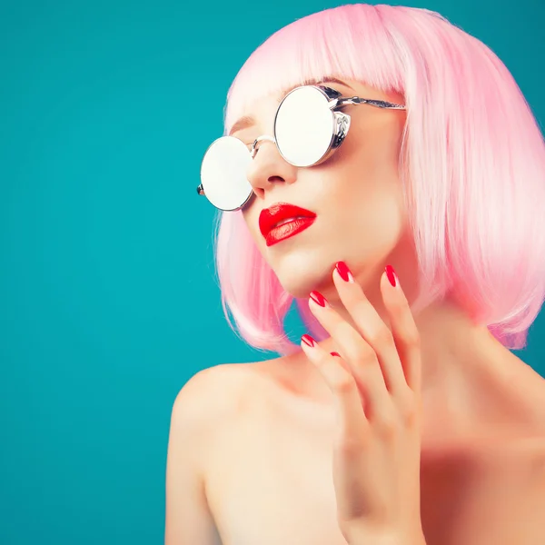 Bella donna con parrucca e occhiali da sole — Foto Stock