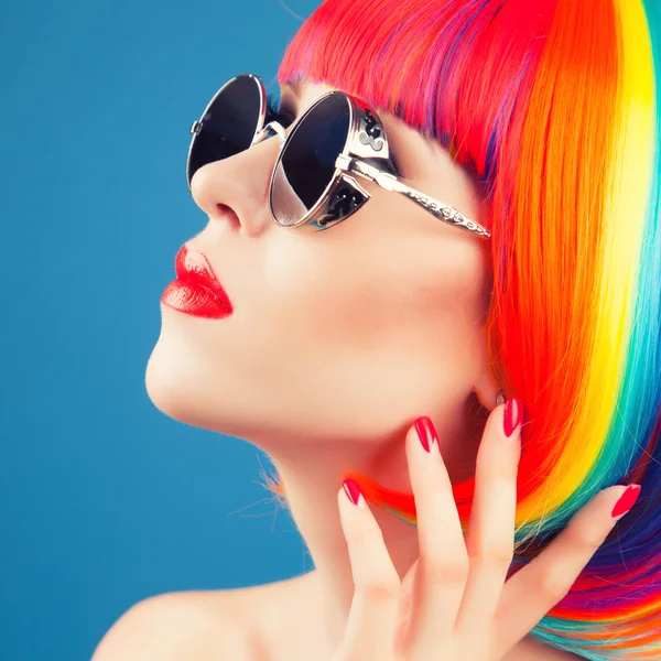 Bella donna con parrucca e occhiali da sole — Foto Stock