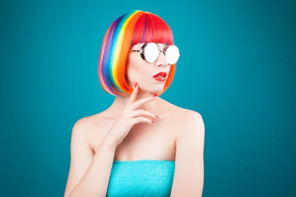 Beautiful woman wearing wig and  sunglasses — Stock Photo, Image