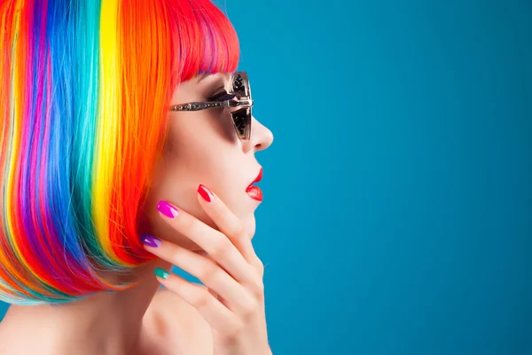 Hermosa mujer usando peluca y gafas de sol —  Fotos de Stock