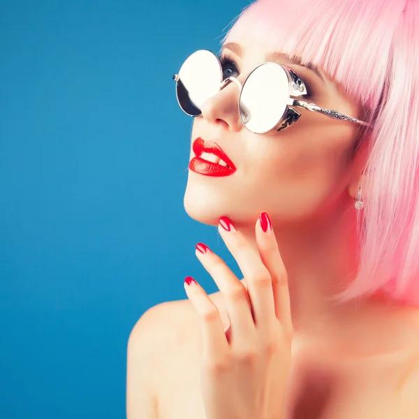 Hermosa mujer usando peluca y gafas de sol —  Fotos de Stock