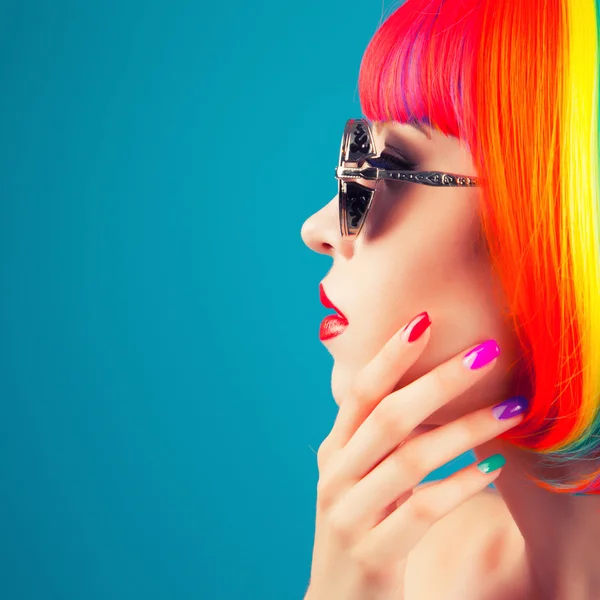 Hermosa mujer usando peluca y gafas de sol — Foto de Stock