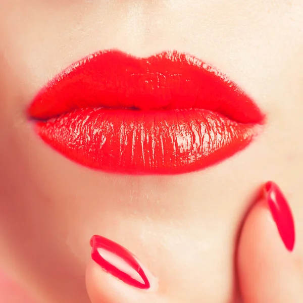 Vrouw met rode lippen en nagels — Stockfoto