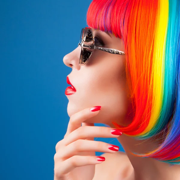 Krásná žena nosí barevná paruka — Stock fotografie