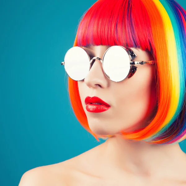 Szép nő visel színes paróka — Stock Fotó