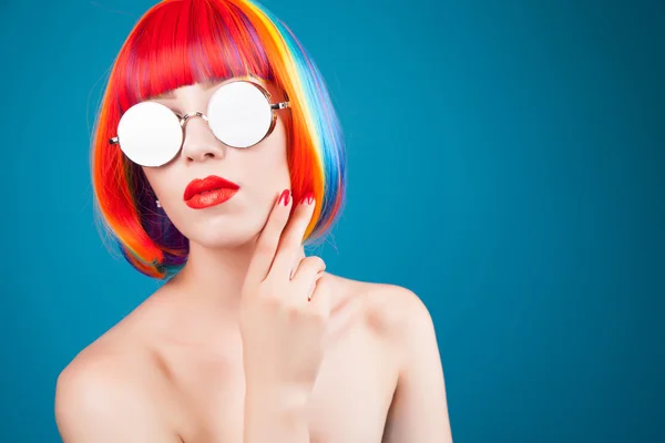 Bella donna che indossa parrucca colorata — Foto Stock