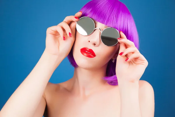 Hermosa mujer vistiendo colorido peluca — Foto de Stock