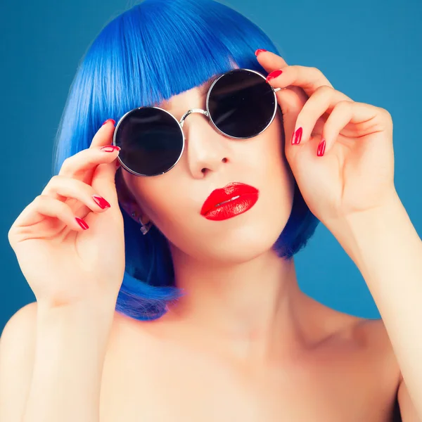Vacker kvinna bär färgglada peruk — Stockfoto