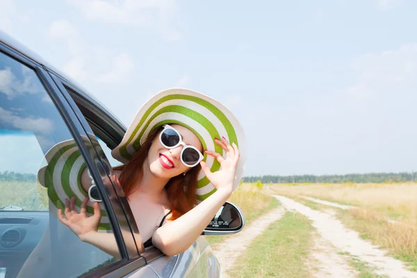 Šťastná žena vyklání z okna auta — Stock fotografie