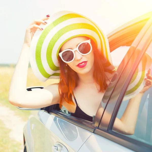 Mujer feliz inclinada por la ventana del coche — Foto de Stock