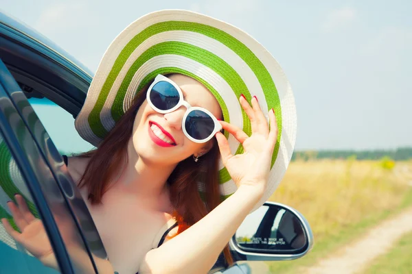 Mujer feliz inclinada por la ventana del coche —  Fotos de Stock