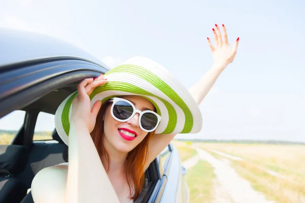 Mujer feliz inclinada por la ventana del coche —  Fotos de Stock