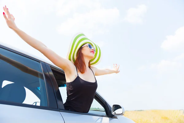 Boldog asszony ferde autó ablakon — Stock Fotó
