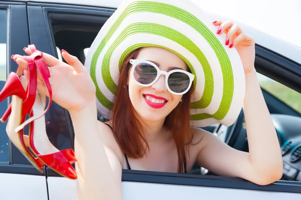 Mujer feliz inclinada por la ventana del coche —  Fotos de Stock