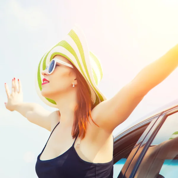 Happy woman  leaning out car window — Stock Photo, Image