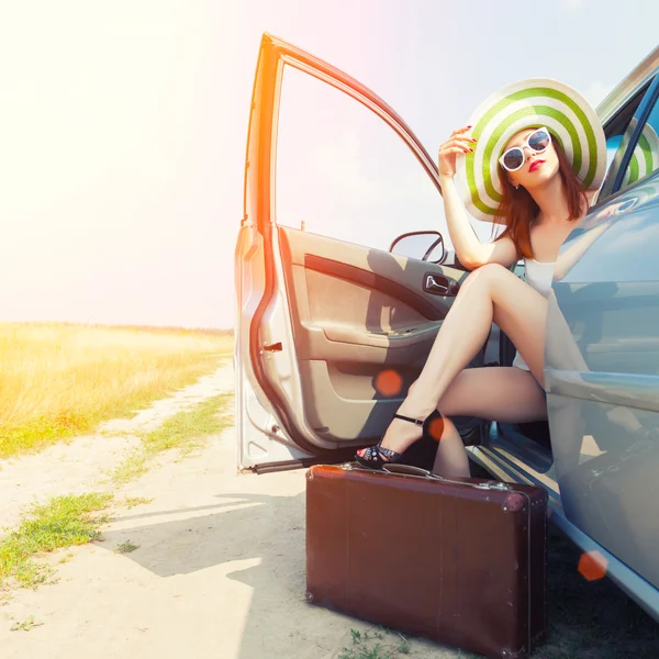 kadın Çantayı arabada oturmak