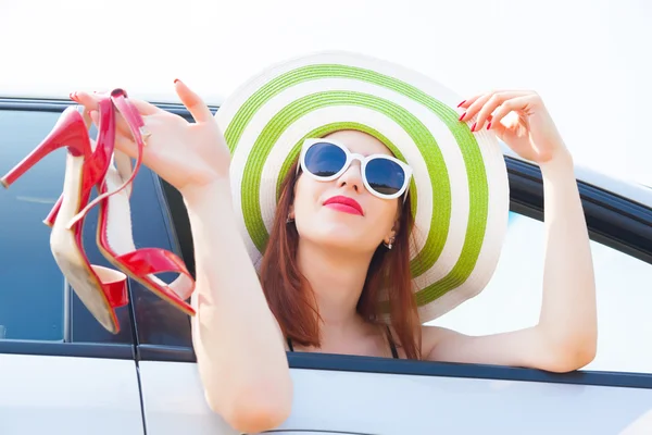 Mujer feliz inclinada por la ventana del coche — Foto de Stock