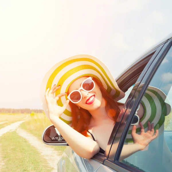 Boldog asszony ferde autó ablakon — Stock Fotó