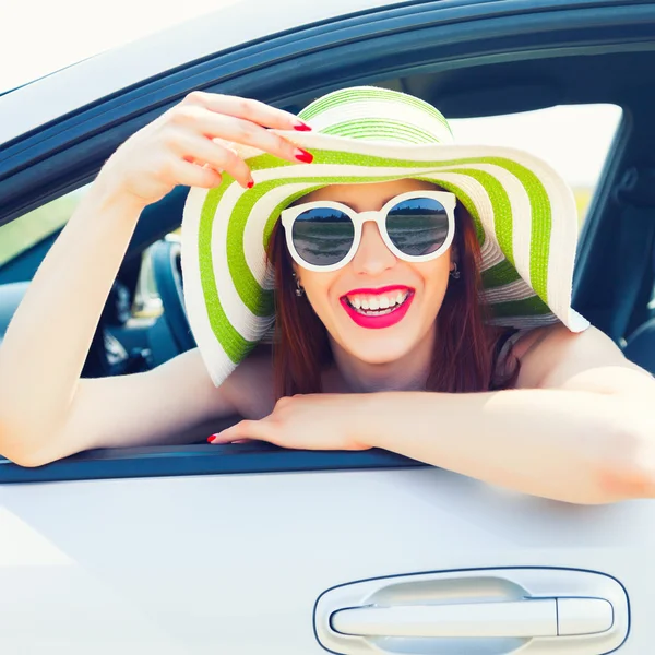 Szczęśliwa kobieta nachylając się okno samochodu — Zdjęcie stockowe