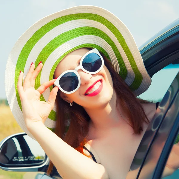 Mujer feliz inclinada por la ventana del coche —  Fotos de Stock