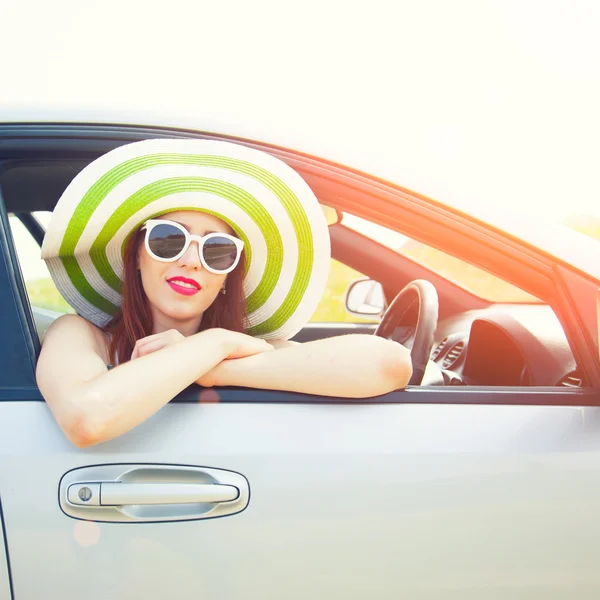 Mujer feliz inclinada por la ventana del coche —  Fotos de Stock