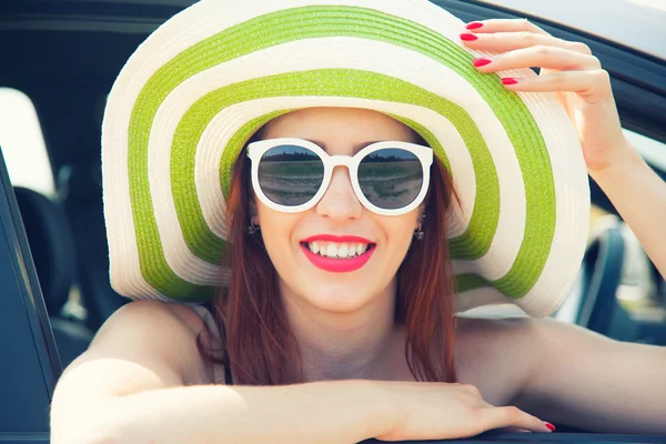 Mujer feliz inclinada por la ventana del coche — Foto de Stock