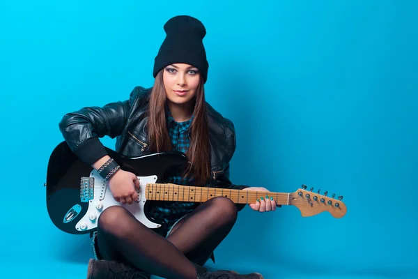 Piękna młoda kobieta siedzi z gitara — Zdjęcie stockowe
