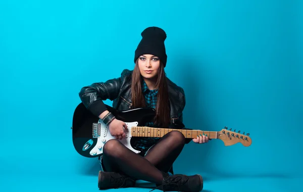 Bela jovem mulher sentada com guitarra — Fotografia de Stock