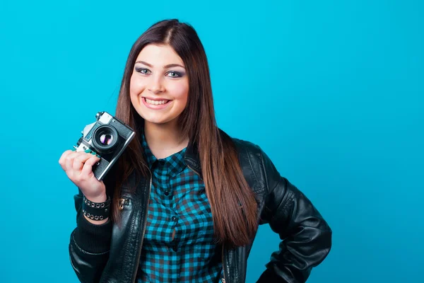 Mooie jonge vrouw bedrijf camera — Stockfoto