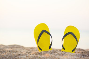 Sahilde parmak arası terlik. 