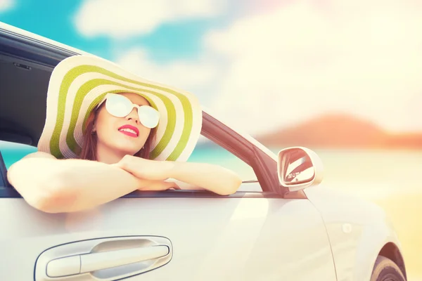 Šťastná žena na letní roadtrip cestování — Stock fotografie