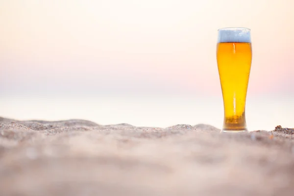 Glas bier op het strand — Stockfoto