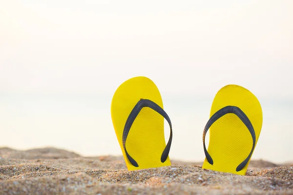 Flip-Flop på stranden — Stockfoto