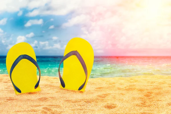 Flip-flop on the beach — Stock Photo, Image