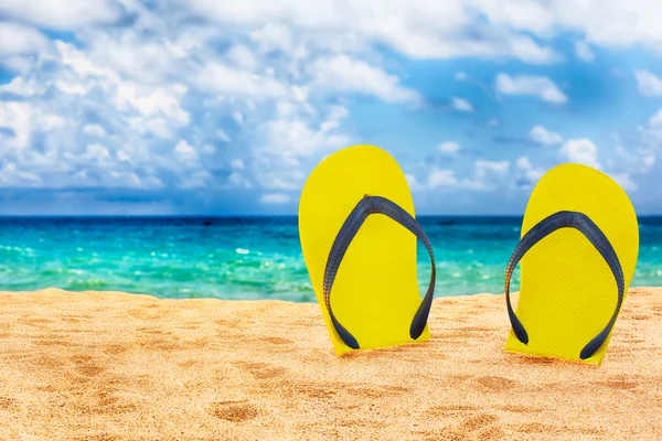 Flip-flop on the beach — Stock Photo, Image