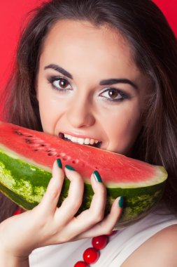 genç kadın karpuz yeme