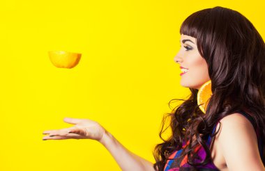 güzel bir genç kadın portakal yapılmış küpeler