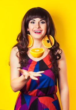 güzel bir genç kadın portakal yapılmış küpeler