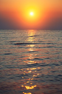 Denizde gün doğumu