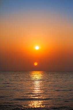 Denizde gün doğumu