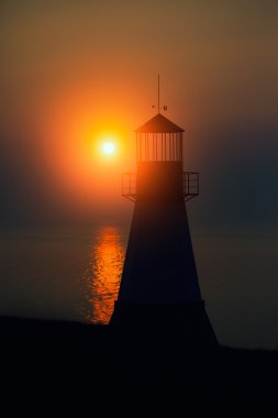 Gün batımında deniz feneri