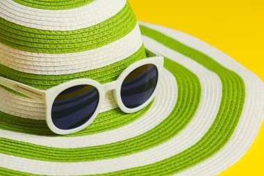 güzel yeşil şapka ile güneş gözlüğü 