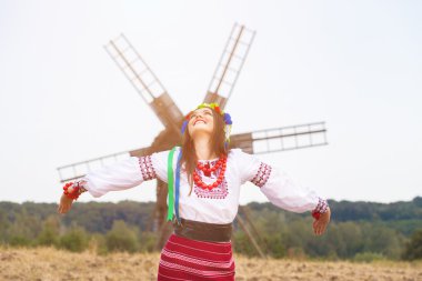 açık havada Ukrayna Milli kıyafet giyen kadın