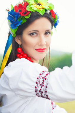 açık havada Ukrayna Milli kıyafet giyen kadın