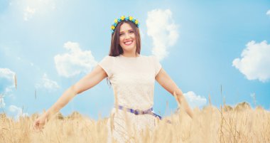 mavi ve sarı çelenk giyen güzel genç kadın