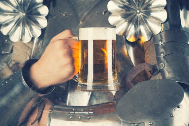 Knight holding kupa bira