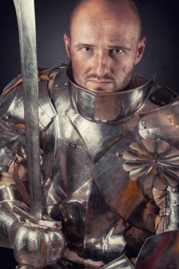 zırh giyen ve kılıç holding knight